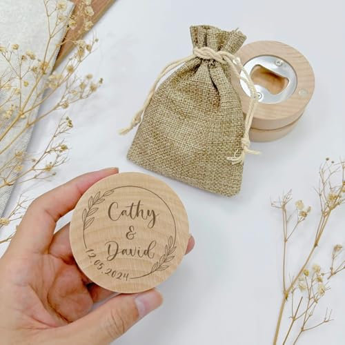 Recuerdos de boda personalizados de madera para nevera, imán para abrebotellas de cerveza, regalo de recuerdo de invitados de boda con bolsa de arpillera (80 unidades)