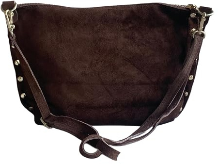Umhängetasche aus italienischem Wildleder mit Nieten an den Seiten. Verstellbarer und austauschbarer Riemen. Verschluss mit Reißverschluss. Gefüttertes Innenfutter mit integrierter Tasche. Rücktasche