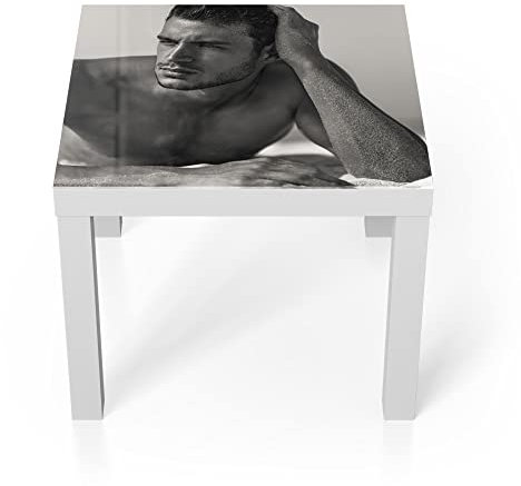 DEQORI Glastisch | weiß klein 55x55 cm | Motiv Schöner Mann am Strand | ausgefallener Beistelltisch aus Glas | Hochglanz Couchtisch fürs Wohnzimmer | moderner Couch Tisch mit Design