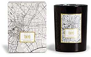 VICTORIAN Maps Duftkerze Tokyo aus Sojawachs, Hochwertiger Raumduft, 45 Stunden Brenndauer, natürliche Soja-Kerze in edler Geschenkverpackung, Handgezogen, Ø8 x 10,5 cm