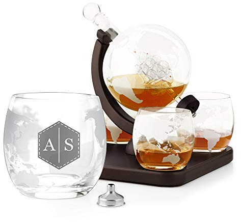 Maverton Whisky Karaffe mit Gravur - Globus mit Schiff, 850 ml - 4er Whiskygläser Set - Whisky Dekanter - Personalisiert - Initialien