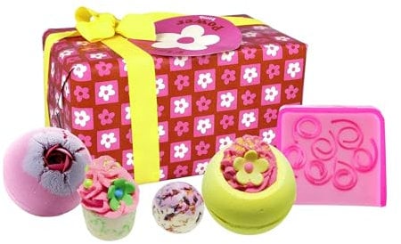 Bomb Cosmetics Flower Power 5-teiliges handgefertigtes Bade- und Körper-Set mit ätherischen Ölen, inklusive Badekugeln, Seife, Malve und Badecreme