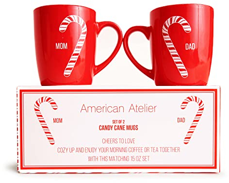 American Atelier 425 ml Feiertagstassen-Set – Set mit 2 weihnachtlichen Steingut-Tassen, Zuckerstange für Mama und Papa – einzigartige Geschenkidee für Weihnachten oder Geburtstag, perfekt für Tee-
