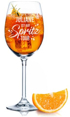 GRAVURZEILE Leonardo Aperol Glas mit Gravur - Ist auf Spritztour - Weinglas für Sangria, Lillet & mehr - Geschenkidee für Aperol & Cocktail Liebhaber - Graviertes Weinglas - Daily
