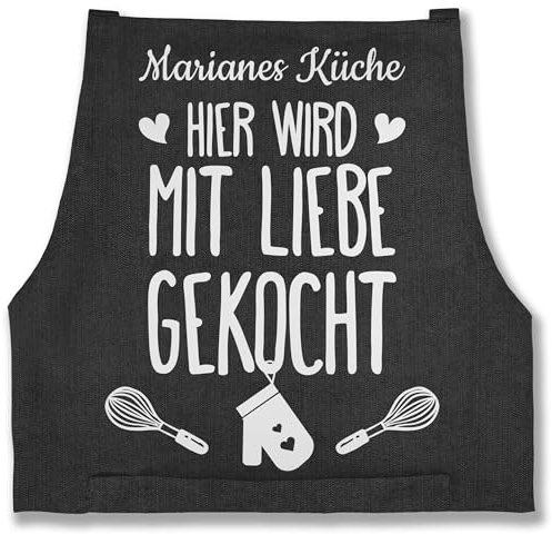Schürze - Kochschürze - Hier wird mit Liebe gekocht mit Name I Geschenk Kochen - 85x69 - Jeans Schwarz - personalisierte küchenschürze damen kochschuerze dame küche sprüche kochschürzen