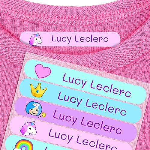 50 Etiquetas termoadhesivas personalizadas para marcar la ropa de los niños. Pegatinas para planchar, resistentes a lavadora y secadora. Tamaño 6 x 1 cm. (Fantasia)