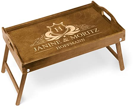 Maverton Betttablett mit Gravur - für Zwei - Sofatisch mit Griffen - klappbar - mit erhöhtem Rand - Geschenk für Paare - Einzugsgeschenk - Hochzeitsgeschenk - Dunkelbraun - Wappen