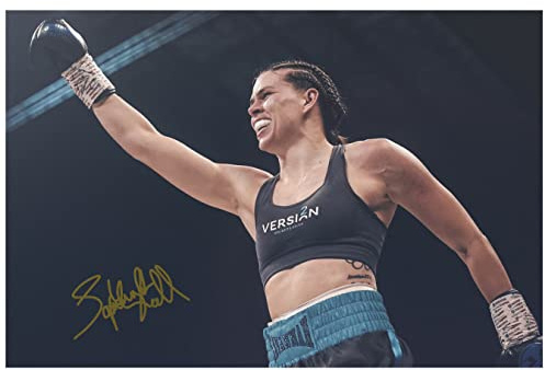 Savannah Marshall Silent Assassin | Fotodruck Poster | vorsigniert | Pro Lustre Papier | Größe: A4 (21 x 29,7 cm)