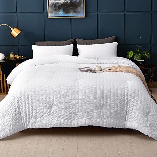 AveLom Juego de edredón blanco Seersucker California King (104 x 96 pulgadas), 3 piezas, edredón ligero de microfibra lavada suave con 2 fundas de almohada, juego de ropa de cama alternativo para