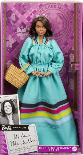 Barbie Inspirierende Frauenpuppe, Wilma Mankiller trägt blaues Kleid & Accessoires, erste weibliche Chefin der Cherokee-Nation, Sammlerstück mit Ständer