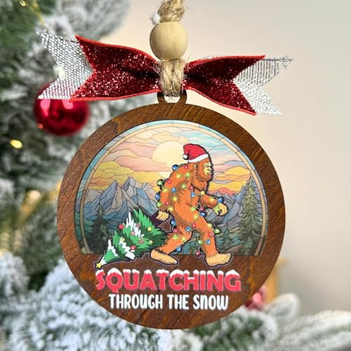 Bigfoot Squatchin' Through The Snow Sonnenfänger, Weihnachtsdekoration, lustig, frech, hässlich, Weihnachtsbaumschmuck, Holz, Humor, Gag Geschenk (Squatching)