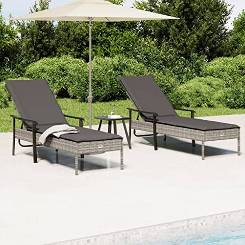 KTHLBRH Sonnenliegen 2 STK. mit Tisch und Auflagen Grau Poly Rattan Outdoor-Möbel-Sets Terrassenmöbel-Sets Balkonmöbel-Sets Gartenmöbel-Sets für Terrasse, Garten, Balkon