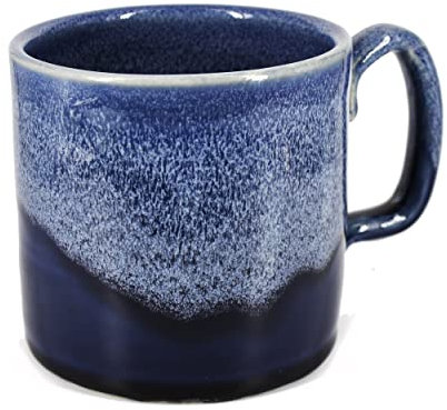 Taza de café de cerámica hecha a mano azul con escarcha blanca