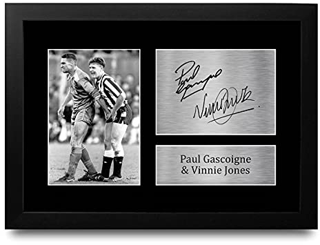HWC Trading A4 FR Paul Gascoigne & Vinnie Jones Wimbledon FC Magpies The Nut Cracker Geschenke gedruckt Autogramm Bild für Fans und Unterstützer - A4 Eingerahmt