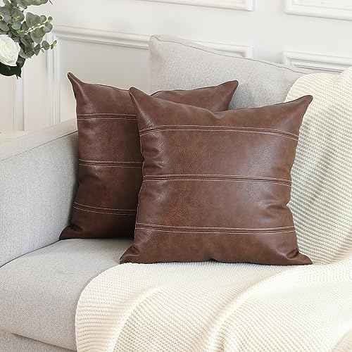 Mandioo 2er Set Dunkelbraun Boho Gestreifte Kunstleder Kissenbezüge 45x45 cm Moderne Luxusdekoration für Wohnzimmer und Schlafzimmer Zierkissenbezüge passend für Sofa und Couch Dekokissen Kissenhüllen