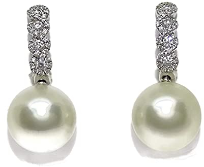 Preciosos pendientes de oro blanco de 18k con 0.56cts de diamantes y perlas australianas de 13mm. Cierre de pala.