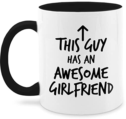 Tasse Tassen 325ml - Valentinstag Partner & Freundin - This Guy has an awesome Girlfriend I Geschenk Freund I Weihnachts-Geschenk für Ihn I Boyfriend Gift - 325 ml - Schwarz - paartassen