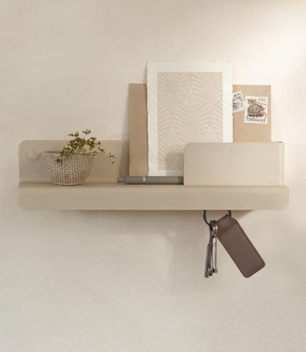 Kazai. Schlüsselbrett 'Holmsen' | Minimalistisches Schlüsselhaken-Design aus Berlin | Moderner Schlüsselhalter mit Ablage aus Metall | Schlüsselboard als Flur Möbel für die Wand | Taupe-Sand