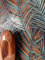 NEWROOM Tapete Schwarz Vliestapete Dschungel - Mustertapete Modern Orange Petrol Palmen Blätter Blumentapete Tropisch Dschungeltapete Regenwald inkl. Tapezier-Ratgeber