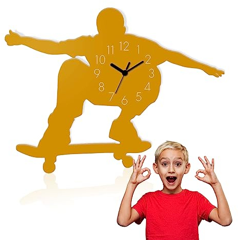 Yourlivingart Kinder Wanduhr aus Holz Skateboarder Farbe Gelb - Robuste Kinderuhr mit lustigem Skateboarder-Design für das Kinderzimmer - Einzigartige Uhr aus nachhaltigem Holz