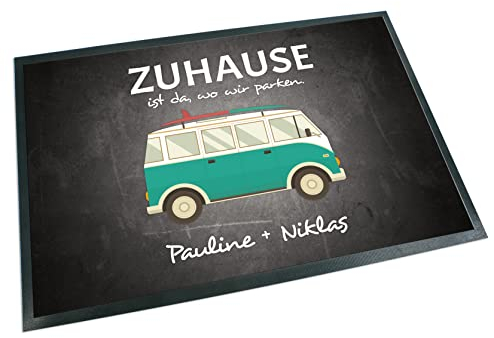 Unikatolo Fußmatte Camper Van mit Name personalisiert - Camping, Abenteuer Outdoor, individuell Bedruckt, Hochzeitsgeschenk, Paare, personalisiertes Geschenk, Geburtstag, Ausflug, Urlaub (60 x 40 cm)