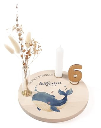 Nord-Kind® Geburtstagsteller personalisiert – Wal 2 | Personalisiert aus Buchenholz, inkl. Kerze, Vase, Zahlen und Haltern; 20 cm.