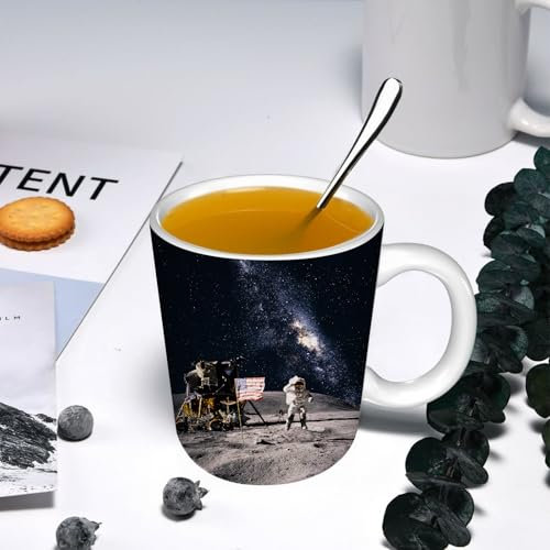 YOIUE Tasse aus Keramik - Große 11oz Tassen 330ml Kaffeetassen mit Henkel, 100% Handbemalt - Trinkgläser mit Griff - Weiß,Galaxie, Astronaut auf der felsigen Oberfläche des Mondes USA Flagge USA Rake