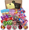 Candy Gift-Box emballé avec +45pcs de Candy Mix et 500g de Gummies. Comprend une carte avec un message personnalisé et des bonbons Kit Kat, Mars, Twix