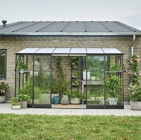 Halls Serre adossée Polycarbonate 6 mm et Verre trempé 3 mm Qube Lean-to avec Base 7.10 m², Couleur Noir, Descentes de gouttières
