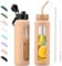 BLUEGO 900ML Bouteille d'eau en Verre et 2 Couvercles Gourde Reutilisable Tasse à Café avec Marqueur de Temps et Protecteur en Silicone Sans BPA pour Enfant et Adultes, Ambre