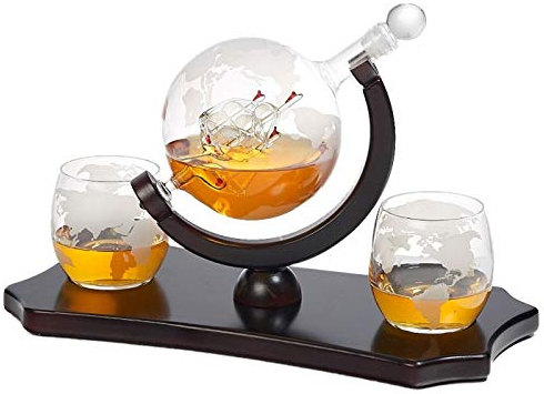 WhiskeyDekanterSet mit geätztem Globus + 2 Whiskygläser auf reichem Holz, klassisches MahagoniBasisTablett – Geschenkverpackung – Antiker Schiff Whiskey Spender für Likör, Scotch Bourbon –