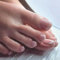 MouyouGlow 24 Pièces Faux Ongles D'orteil à coller Court,Carré Rose Nude Blanc French White Tips Fake Ongles Pieds Toe Nails Full Cover Orteils Press on Nails avec Colle