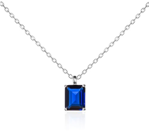 namana Saphirblaue Halskette mit Anhänger für Damen und Mädchen mit einem rechteckigen Solitärstein, zierliche Halsketten für Frauen aus 925er Sterling Silber mit einem blauen Stein im Smaragdschliff