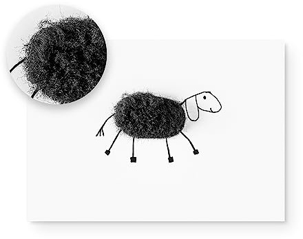 Inkognito Plüsch Postkarte, Anlass: ''flauschig'' im Motiv: ''Plüschkarte Schwarzes Schaf'', Künstler/Künstlerin: ''Barbara Dienz-Sengmüller'' Art-Nr.: 20704 vom Berliner Verlag