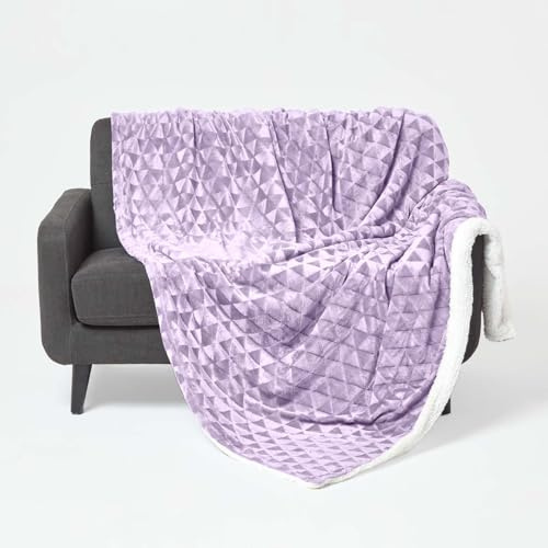 Homescapes Samt Kuscheldecke Lavendel 160x200 cm, Sherpa Fleece Wohndecke Felloptik, lila Tagesdecke geometrisch Gemustert