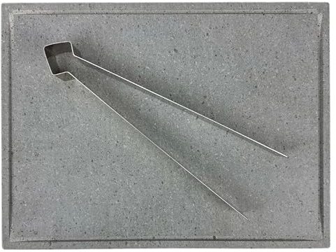 Vulcaninox | Piastra in pietra lavica refrattaria dell'etna con pinza in acciaio inox | Barbecue, forno | MADE IN ITALY (40x30x2)