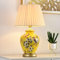 Mengjay Klassische Vintage Art Keramik Tischlampe, Vase-Like-Tuch Lesebuch-Licht Schreibtischlampe Porzellan-Antike Blumen verzierte Nacht Birne Beistelltisch Dresser (A)