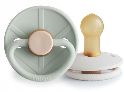 FRIGG Little Viking Latex Schnuller | 2'er Packung | Naturkautschuk | BPA-Frei | Hergestellt in Dänemark | Symmetrischer Sauger in Kirschform | (Sage/Cream, Größe 1 (0-6 Monate))