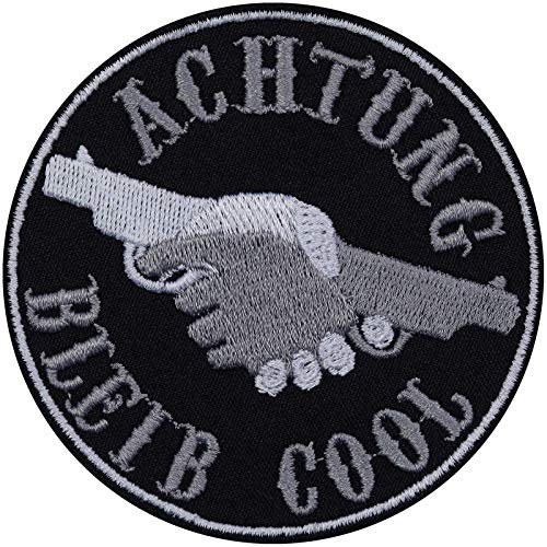 Aufnäher ACHTUNG BLEIB COOL Aufbügler Biker Patch zum annähen Bügelbild Heavy Metal Sticker Waffen | Pistolen Hände Applikation für alle Stoffe 80x80mm