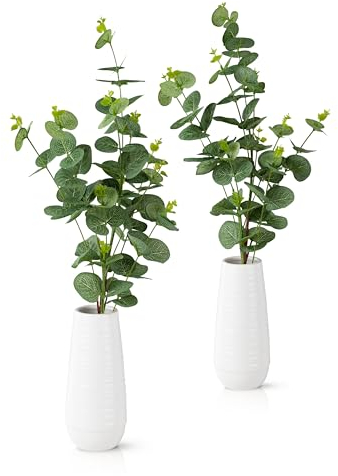 PASCH® 2er Set Eukalyptus künstlich in weißen Keramikvasen (45cm): Realistische künstliche Zweige Deko | Dekozweige | Kunstblumen im Topf | Künstliche Blumen im Topf: Eukalyptus Deko | Eucalyptus
