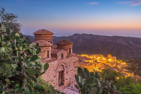 adrium Acryl-Bild 50 x 30 cm: Stilo, Italien mit der byzantinischen Kirche in der Abenddämmerung. (218760915)