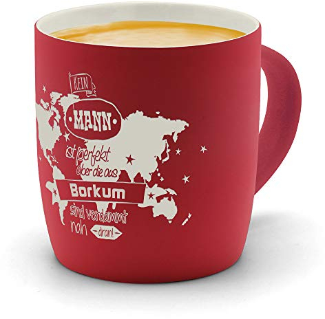 printplanet - Kaffeebecher mit Ort/Stadt Borkum graviert - SoftTouch Tasse mit Gravur Design Keine Mann ist Perfekt, aber... - Matt-gummierte Oberfläche - Farbe Rot