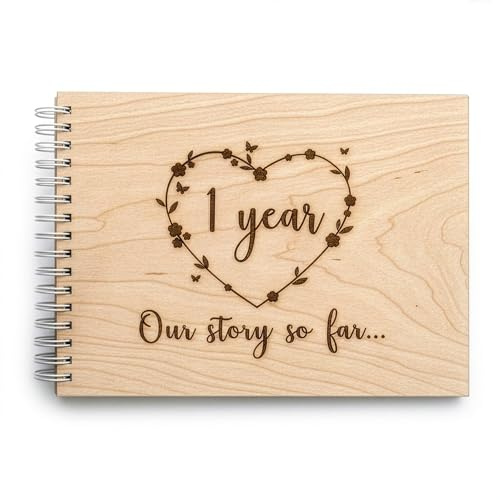 Scrapbook aus Holz mit Gravur, 1 Jahr – Our Story So Far | Erinnerungsfotobuch | Geschenk zum 1. ersten Jahr Papierjubiläum (A4)
