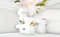Forwall Fototapete Blumen weiß Lilien 3D EFFEKT Illusion Optisch Wohnzimmer Schlafzimmer Vlies Tapete Wandtapete UV-Beständig Hohe Auflösung Montagefertig (12131, V8 (368x254 cm) 4 Bahnen)