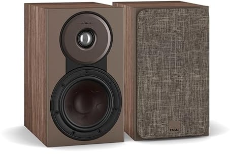 DALI SONIK 1 – Ultra-kompakter 2-Wege Regallautsprecher (Paar) mit 29 mm Gewebekalotte, 5¼″ Clarity Cone™ Holzfasermembran & SMC™ Technologie – Nussbaum
