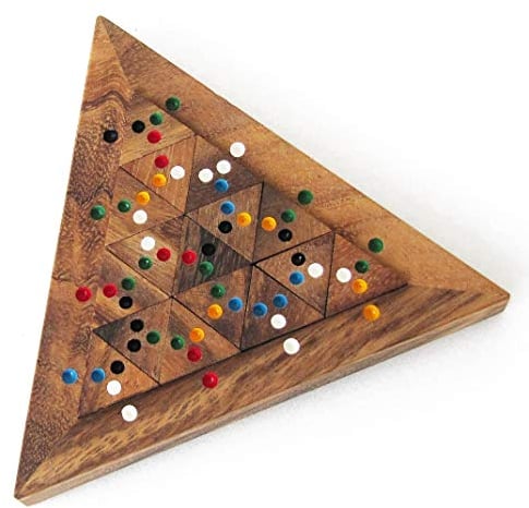TRI MATCH jeu casse tête à partir de 10 ans difficulté 4/6. En bois massif aux normes CE marque française Le Délirant, solution fournie. Enlever puis replacer les 16 pièces en respectant les couleurs.