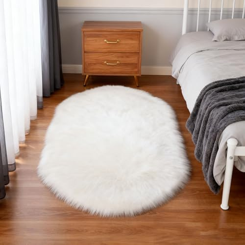 Tappeto Pelliccia Pecora Faux, Tappetino Morbido Agnello Imitazione Lana, Tappeti Morbida Soffice, Carpet Peloso Lunga per Decorazione Soggiorno, Camera Letto, Divano, Cuscino (60 x 120 cm, Bianco)