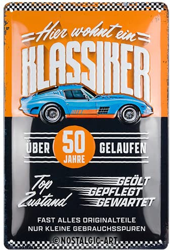 Nostalgic-Art Retro Blechschild, 20 x 30 cm, Hier wohnt ein Klassiker Ü50 – Geschenk-Idee zum Geburtstag, aus Metall, Werkstatt-Deko im Vintage Design mit Spruch, Blechschilder Sprüche