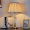 Chao Zan Tischlampe, Lampenschirm aus Stoff, Kristall Tischlampen, E27-Fassung, Wohn- & Schlafzimmer Nachttischlampe, Tischleuchte, H x D: 55 x 30 cm, ohne Leuchtmittel