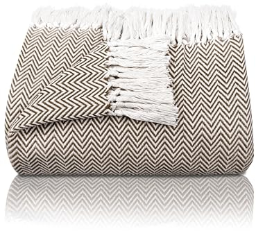 Gräfenstayn Premium Tagesdecke mit Fransen - 100% Baumwolle - 150 x 200 cm - Fischgrätenmuster Sommerdecke - Baumwolldecke als Bett-Überwurf, Couch-Überwurf, Sofa-Decke (Braun)